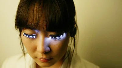 Шалений б'юті-тренд: LED-вії, які світяться, наче гірлянди