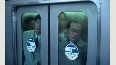 Шокуючий проект: фотограф зняв тисняву в токійському метро