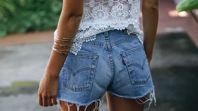 Літня мода: джинсові шорти, які ми носитимемо цього року