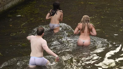 Купання в болоті, п'яний дебош, голі тіла - студенти Кембриджу святкують закінчення навчання