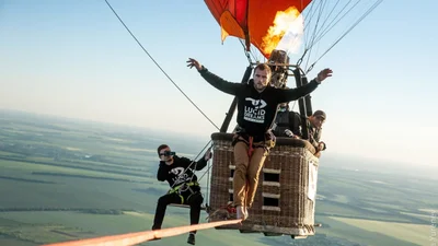 Українець пройшов по мотузці між двома повітряними кулями та побив рекорд