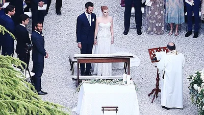 Розкішна сукня і церемонія: перші фото з весілля відомої голлівудської акторки