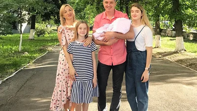 Щасливий Дядя Жора показав зворушливі фото з новонародженою донькою