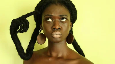 Все заради мистецтва: дівчина робить скульптури зі свого волосся