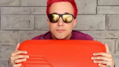 Тренер "Голосу країни-7" Сергій Бабкін засвітив дружину в крихітному бікіні