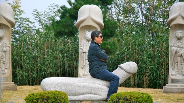 Трішки вульгарні фото, які люди роблять у Парку пенісів в Південній Кореї - фото 326489