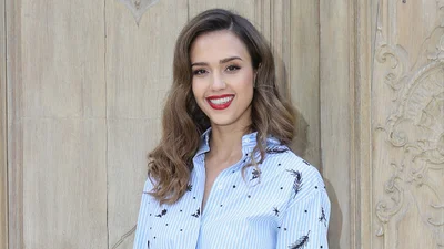 Беременная и счастливая Джессика Альба засветила свой животик