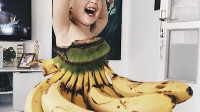 Мама, которая делает ребенку одежду из еды и цветов, стала звездой сети