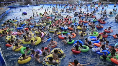 Летние развлечения: шокирующие фото переполненных бассейнов