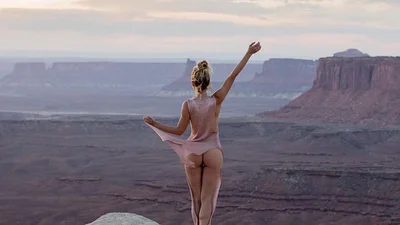 Дівчина показує найкрасивіші місця планети абсолютно голою