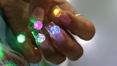 Світлодіодні нігті - новий божевільний тренд для сміливих