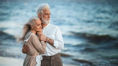 Ніжно та щиро: в мережі набирає популярності фотосесія закоханих пенсіонерів