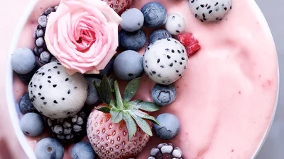 Дівчина створює їжу, від якої у тебе прокинеться шалений апетит