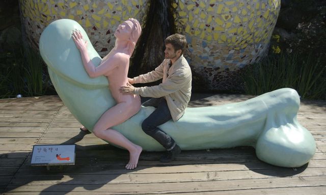 Трішки вульгарні фото, які люди роблять у Парку пенісів в Південній Кореї - фото 326495