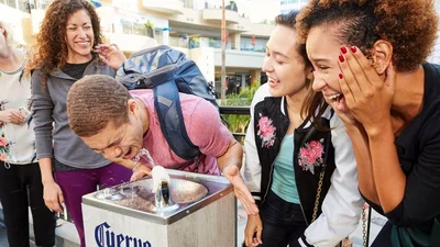 В Лос-Анджелесе из фонтанов полилась текила вместо воды