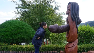 Трішки вульгарні фото, які люди роблять у Парку пенісів в Південній Кореї