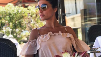 Санта Димопулос научит тебя, как быть женственной этим летом