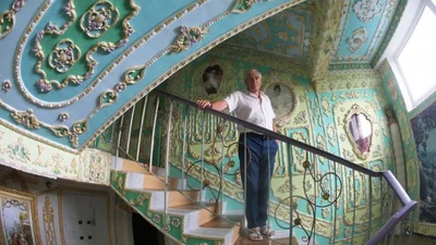 Киевский пенсионер превратил подъезд многоэтажки в настоящий дворец