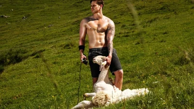 Голые мужчины и овцы: австрийские фермеры снялись для горячего календаря