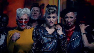 Younger Now: Майлі Сайрус влаштувала гарячі поцілунки з бабусями і дідусями в новому кліпі