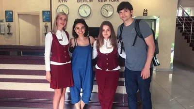 Повернення на Батьківщину: Міла Куніс та Ештон Кутчер приїхали в Чернівці (ФОТО)