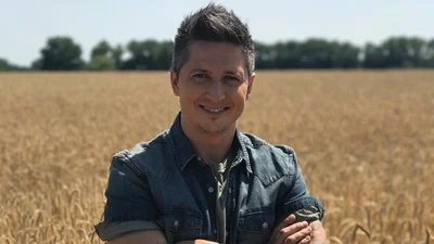 Екстремальна зірка: Олександр Педан з розкішним торсом ловить хвилі на Дніпрі