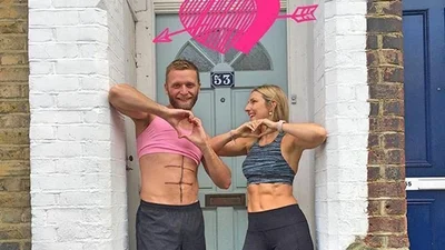 Хлопцю набридли усі ці модні фітоняшки і він весело їх копіює