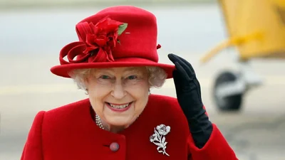 Стало известно, почему королева Елизавета II носит яркую одежду