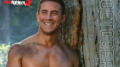 12 гарячих пожежників знялись оголені для нового еротичного календаря