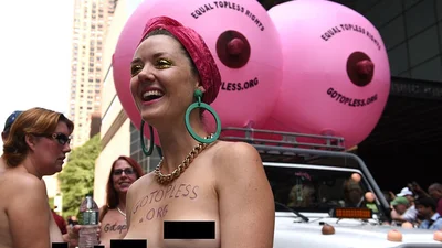 Свободу соскам: обнаженные женщины прошлись по улицам Нью-Йорка