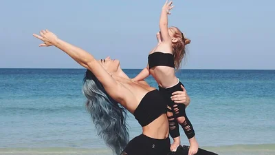 Мама с маленькой дочкой занимается йогой и это самое милое, что вы видели