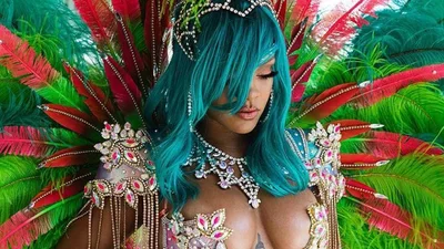 Развратная и горячая: Рианна оголила пышное тело на фестивале