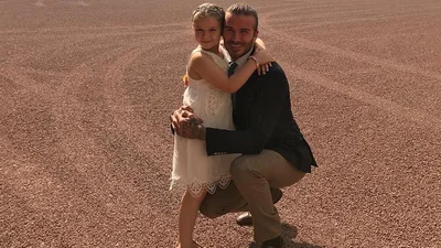 Трогательно: Дэвид Бекхэм неделю строил кукольный дом для дочери