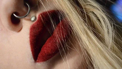 Волохаті губи стали новим трендом, який хочеться побачити і забути