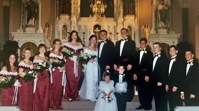 Девушка более 20 лет носит всюду платье подружки невесты