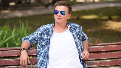 Дитячі фото ведучого Дмитра Комарова, які ви точно не бачили