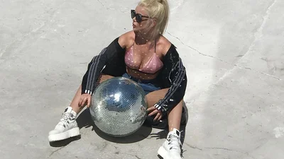 Аліна Гросу влаштувала шалені танці у новому кліпі на пісню "Вспоминать"