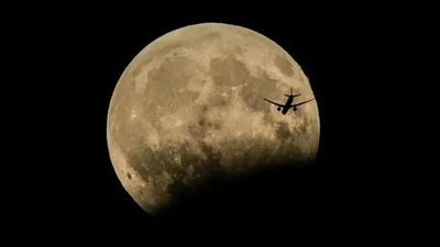 Как выглядело августовское лунное затмение в разных уголках планеты (ФОТО)