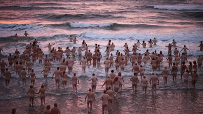 400 безсоромних людей влаштували голий заплив