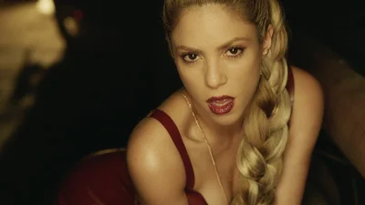 Сексуальная Шакира обольщает своими танцами в новом клипе на песню "Perro Fiel"