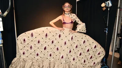 Зупиніть їх: дизайнери придумали сукні з вагінами, накладними грудьми і голими попами