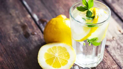 10 причин, чому треба пити воду з лимоном