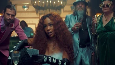 Догони меня, если сможешь: Maroon 5 показали новый клип на песню "What Lovers Do"