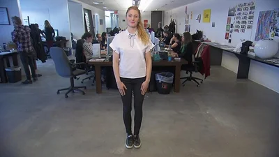 Против правил: девушка несколько лет ходила на работу в одинаковой одежде