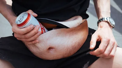 Сеть шокировали сумки в виде мужского пивного живота