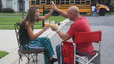 Счастливые родители наконец отправили детей в школу и делают в честь этого забавные фото