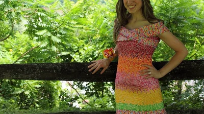 Американка создала образ из оберток конфет