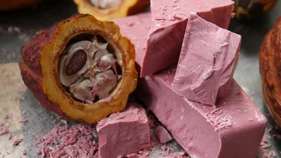 Кондитеры изобрели новый шоколад розового цвета и он невероятно красив