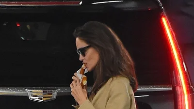 Анджелину Джоли впервые сфотографировали с едой