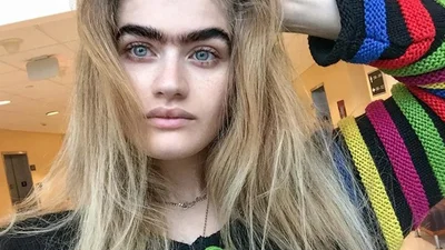 Модель з дуже густими бровами стала зіркою Instagram